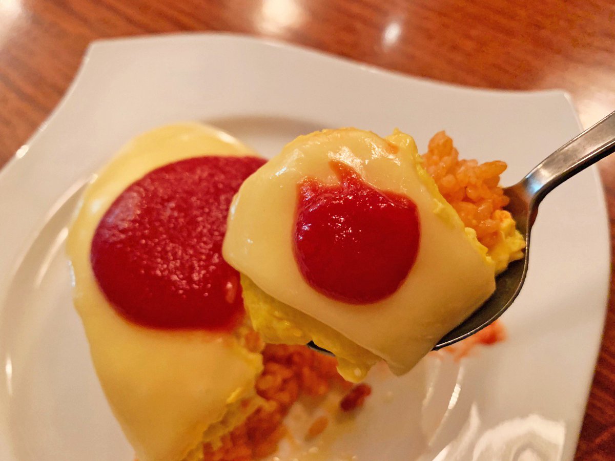 muni_gurume's tweet photo. 【ヒュッゲ】
@千葉：船橋駅から徒歩3分

表面がツヤツヤ輝く「きらきらチーズオムライス」を食べられるお店。

オムライス一面にチーズが乗っており、ふっくらとしたフォルムが可愛らしい逸品🎶

口に頬張ると、とろっとしたチーズの酸味とオムライスのふわっとした食感を同時に楽しめます✨ https://t.co/yxAWSWSCuC