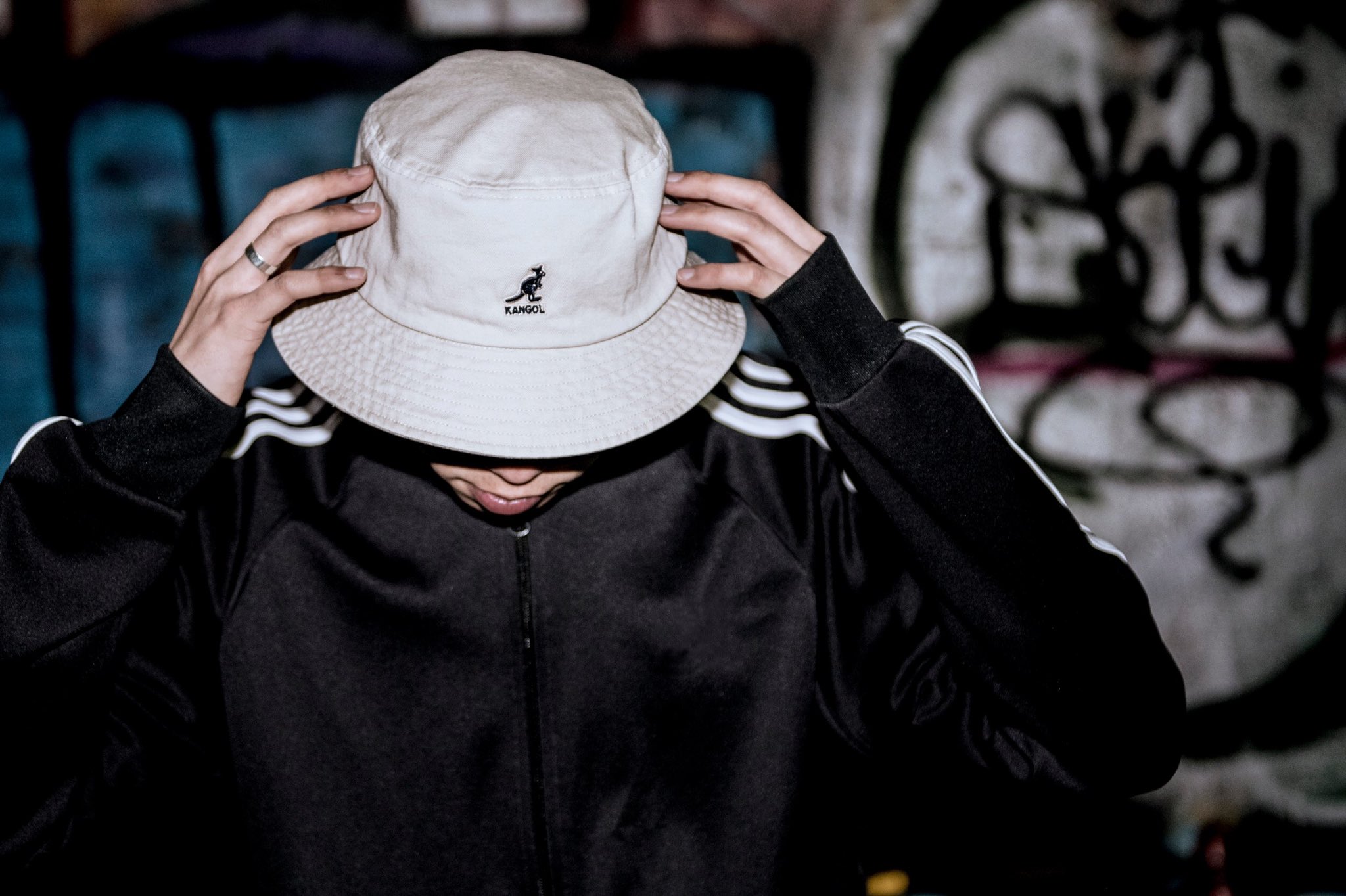 Kangol Headwear Kangol Washed Bucket No 100 モデル着用カラー No 93 Khaki カンゴール 帽子コーデ ベルハット 人気 渋谷区神宮前 Cap トレンドカラー ブラックコーデ 白tコーデ Music Dance カジュアル カラー ペアルック