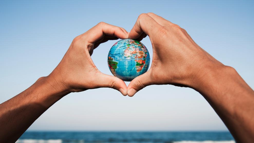 MasMamparas's tweet photo. Hoy celebramos el día de la Tierra, continuamos luchando contra el cambio climático, ¡por un mundo más sostenible y empático! 🌍🌏🌎✨

#DiaDeLaTierra https://t.co/MbycVkdPjE