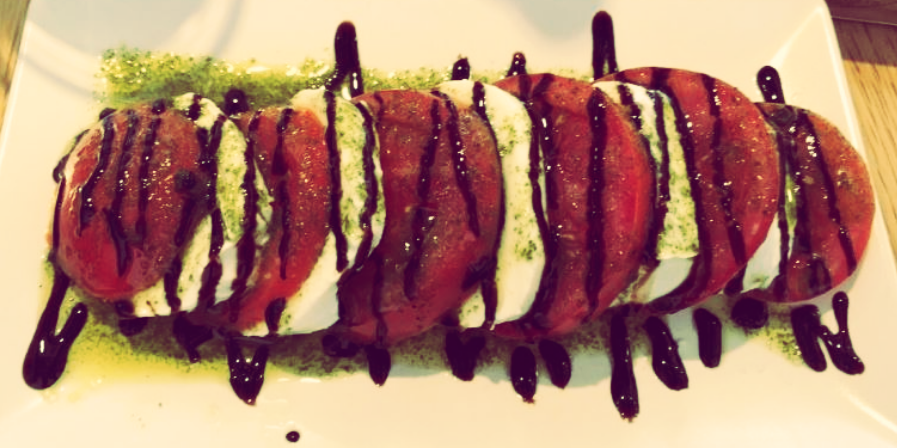 TbnAS's tweet photo. Para estar al 100% es importante contar con el balance perfecto.  🙌👨‍👩‍👧‍👦

Ensalada Caprese 😋 Rodajes de Tomate Natural y mozzarella.🍴🔝🍅
*
*
"lunesmodoon #operaciónbikini #sevilla #laauténtica #taberneando #primavera #ensaladas https://t.co/eyQB4aXRTO