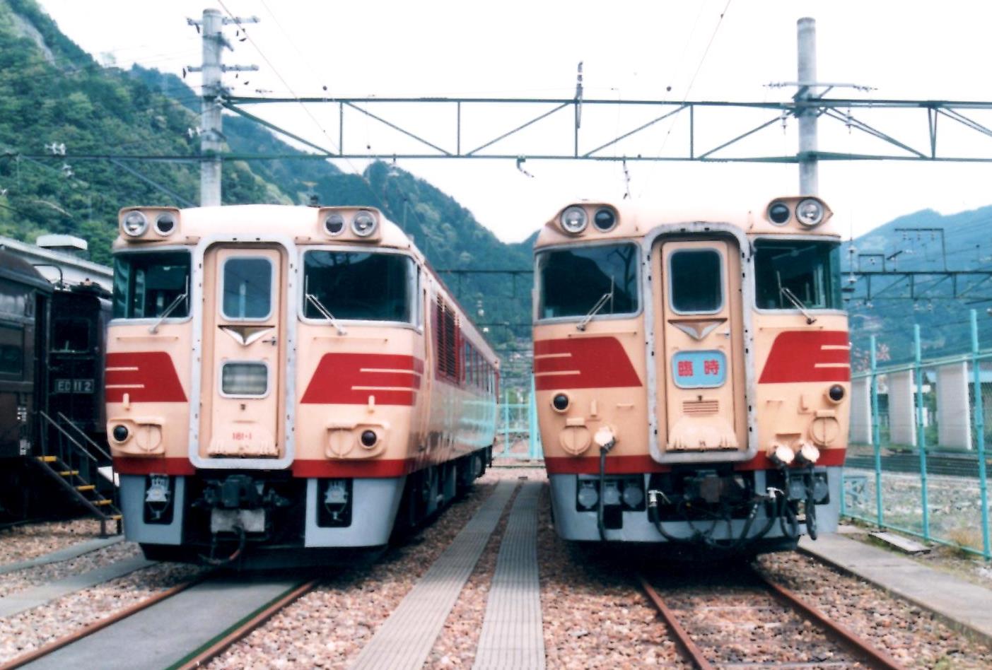 80年代 キハ82系くろしお号とキハ58系とDD13の並び : 『タキ