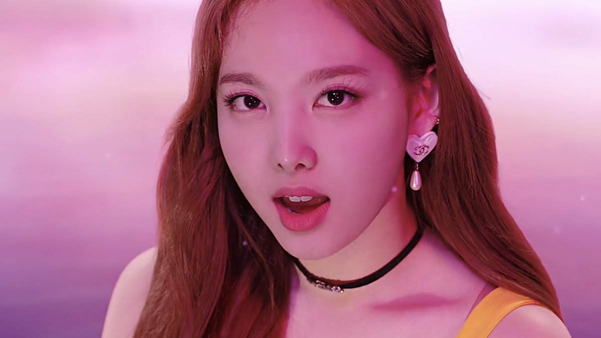 ナヨンのピアスもシャネルだ！！