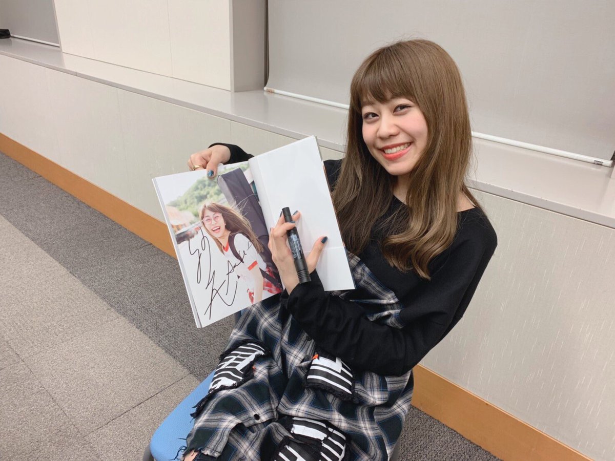 Sae_Otsuka's tweet photo. 無事写真集にもサインを入れ終わりました🥳
もちろん全部手書き！なので、１個だけアタリ入ってます(笑)
写真のやつね！
発売まであと4日です……！！！🙏✨ https://t.co/HKb2pmiP5V