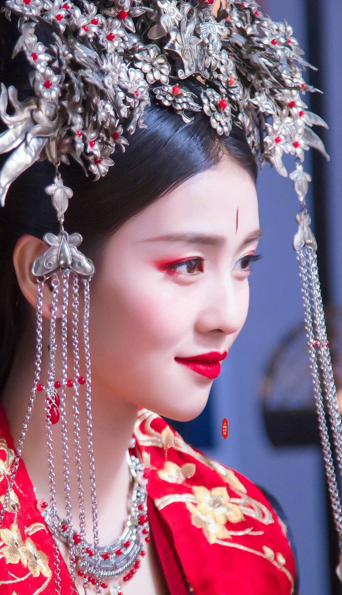dramapotatoes's tweet photo. Ladies in red - some recent historical ladies in wedding garb 💃🏻

#ZhaoLiying in #TheStoryofMingLan
#JuJingyi in #TheLegendofWhiteSnake (2019)
#BaiLu in #TheLegends
#PengXiaoran in #GoodbyeMyPrincess https://t.co/DHtJawVjc2