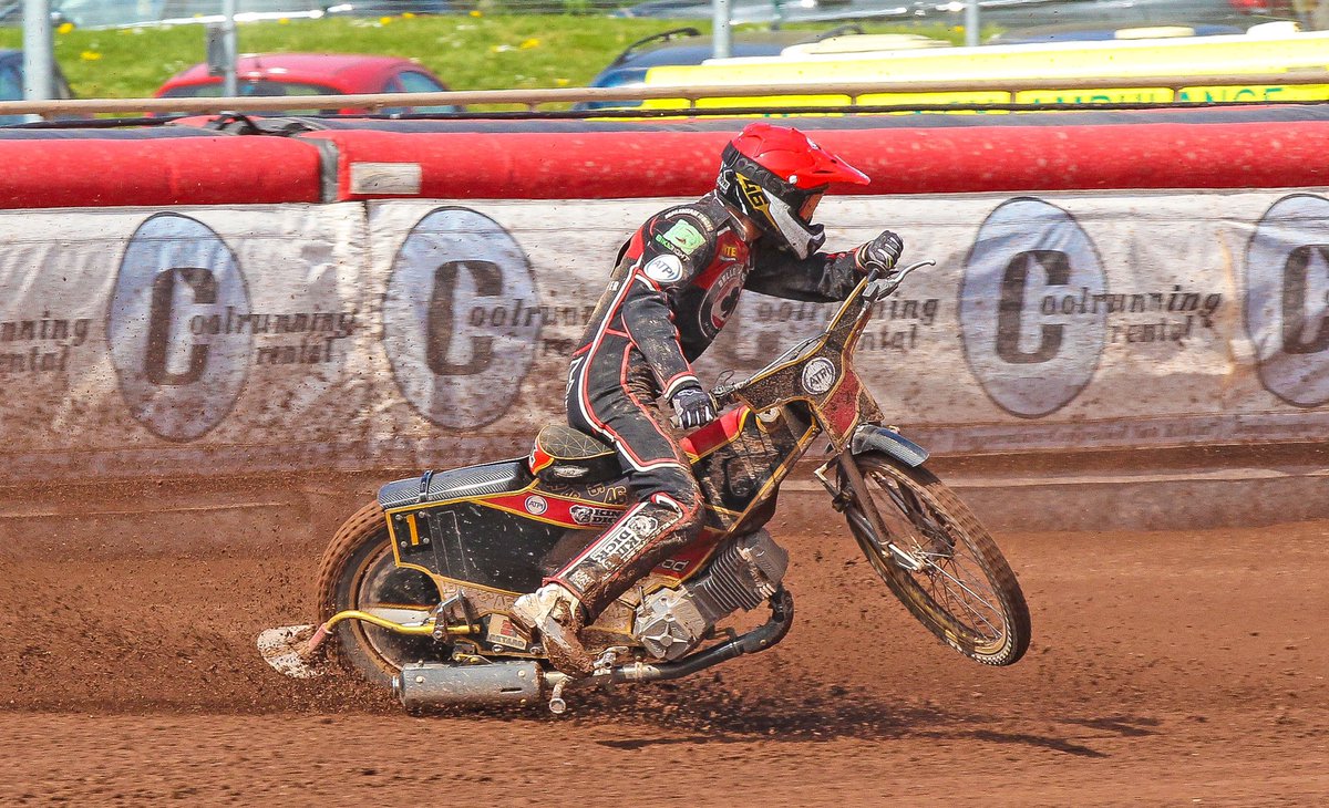 SpeedwayGB's tweet photo. LATEST |
National Speedway Stadium.
♣️Belle Vue 32
🐺Wolves 22

Great to see @max_fricke walk away unscathed after this horror crash in Heat 10. Steve Worrall also takes brilliant avoiding action. All riders unhurt. 
📸@taylorlanning11 
#motorsport #speedway #manchester https://t.co/OZEn3n2dMx