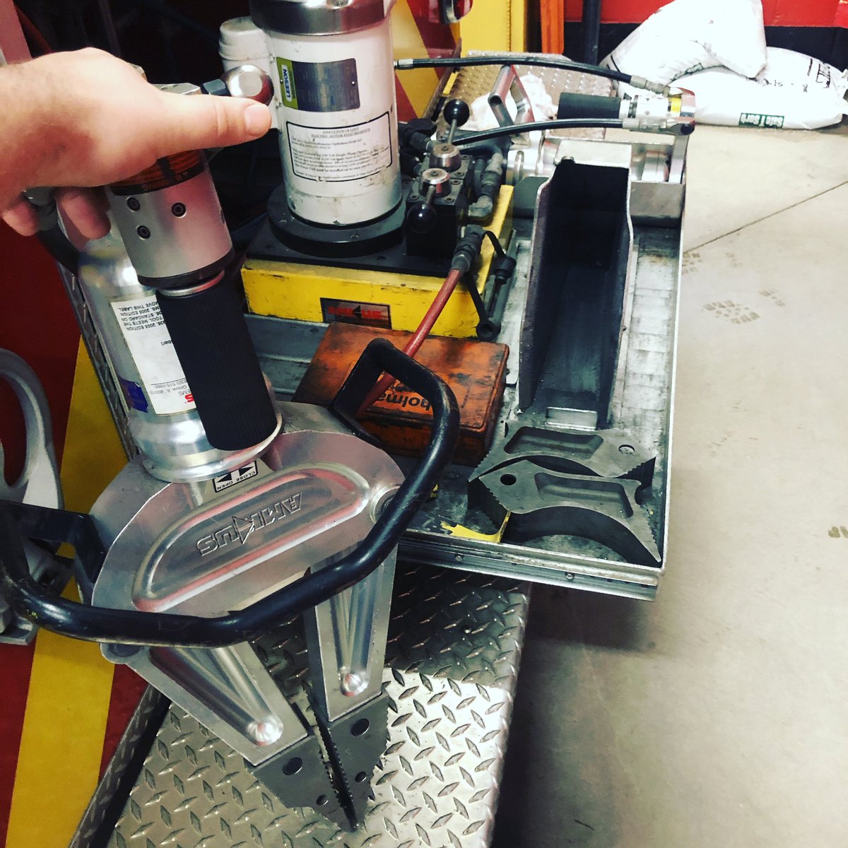 Hinesy06's tweet image. I have bigger/better scissors than you do 😘 #firefighter #heavyrescue #Engine2