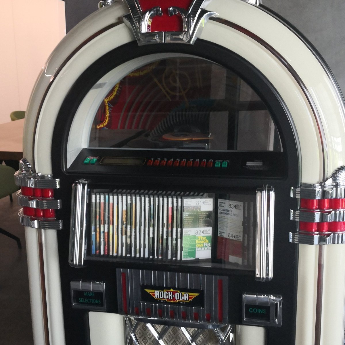 Que #suene la #musica #maestro #gogogo #rockola #gramola #disco #oldschool #music #oficina #despacho