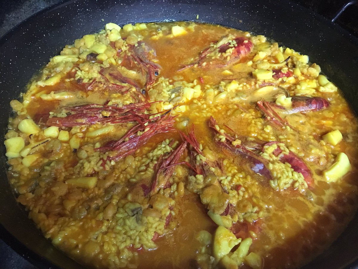 vic_pallares's tweet photo. #LaPaellaDeLosDomingos
Hoy lunes de Pascua #arrozmeloso con #carabineros @reyesmartimiro en colaboración con @capac11s y @vic_pallares un verdadero lujo !!!
Vino las 2C de #ChozasCarrascal y #VinyaAlfori de Fontanars. https://t.co/3RzGAKpoUf