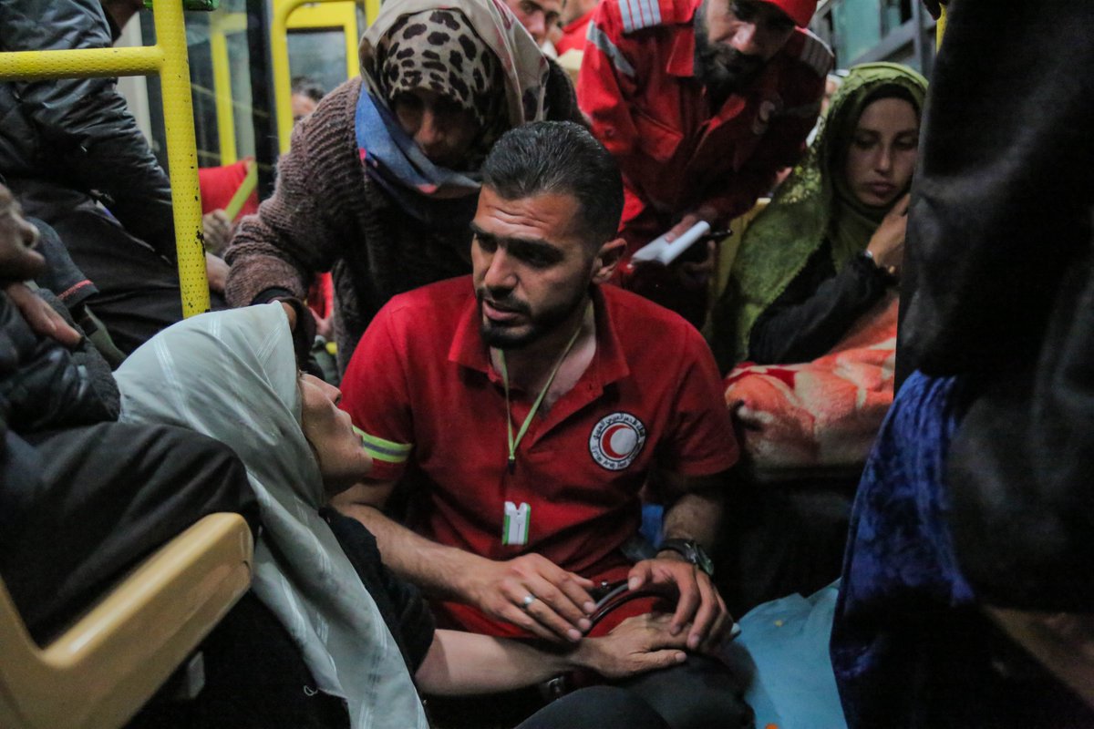 SYRedCrescent's tweet photo. For than two months now, the @SYRedCrescent is responding to the families getting out of  #Rukban #Camp toward the makeshift shelters in #Homs city. #SyrianArabRredCrescent volunteers has supported the families with relief items and primary health care services. https://t.co/D4hJFIvuOY