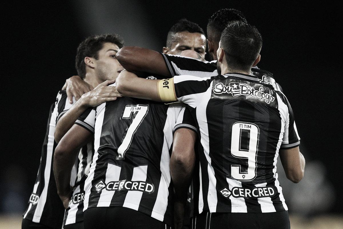 Os Irmãos Moreira Salles pretendem entregar ao Botafogo em breve um novo modelo de estrutura para o futebol. Se for aceita pela diretoria, os irmãos já declarados botafoguenses, podem começar a investir um grande patrocínio no clube carioca. Já pensou?