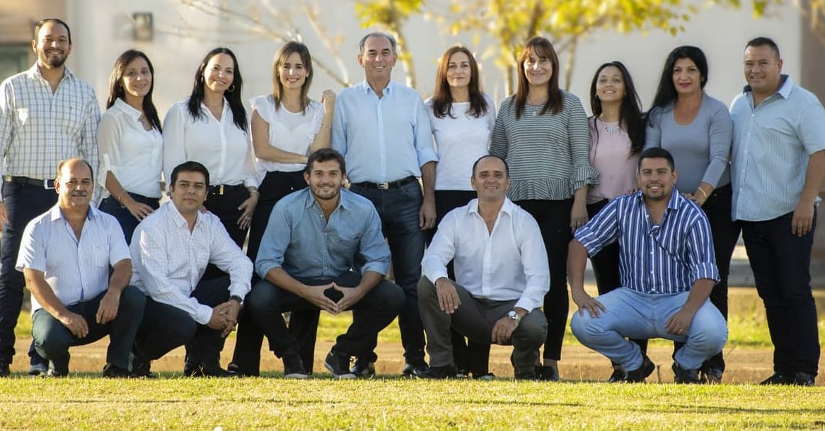 Somos 15 personas con historias distintas e ideas diferentes, pero con valores compartidos y el compromiso de trabajar para Posadas, y entender que hay que dejar de lado las diferencias cuando se trata de lograr que el otro tenga dignidad y calidad de vida.

Juntos #HacemosCiudad
