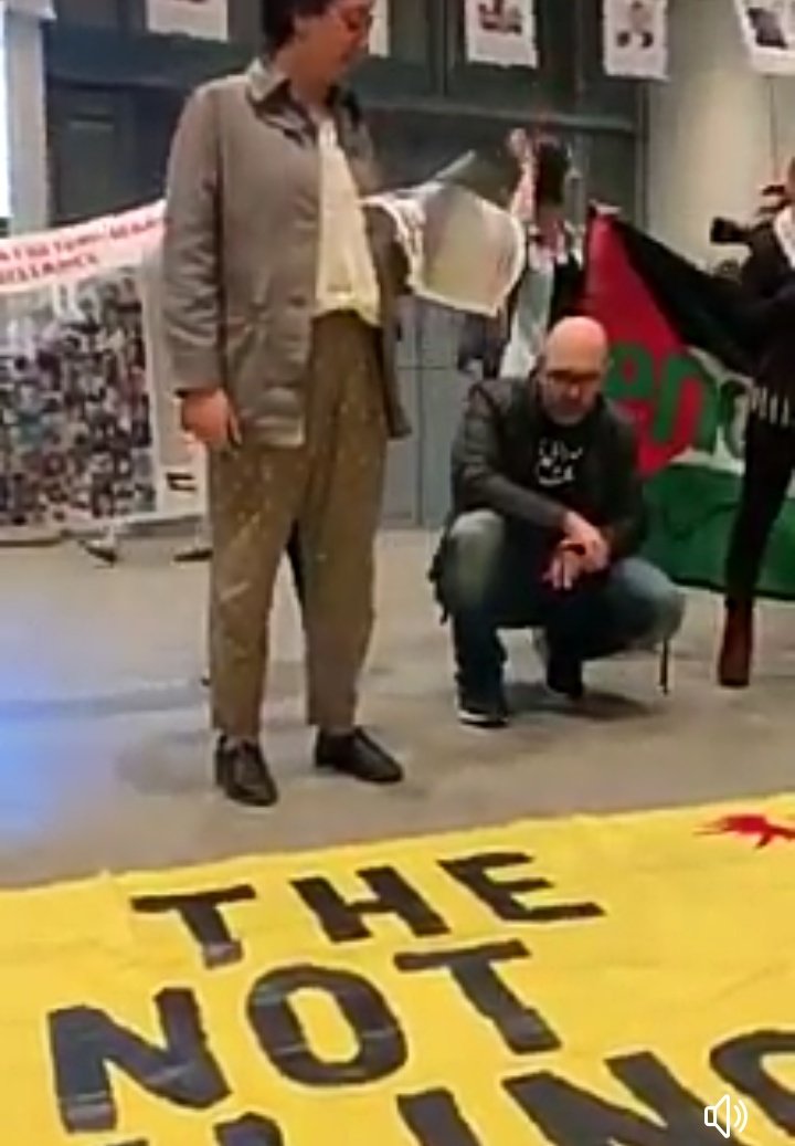Kashmir_Diary's tweet photo. #kashmiri Resistance connects with palestine's struggle at the whiteny museum.#Both suffer under occupation , with people being blinded and maimed by tear gas and"less lethal" weapons, that people like board member warren kanders profit from .....

#Free #Kashmir #Free #Palestine https://t.co/Tjy3wJUgQP