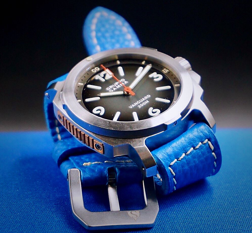 GruppoGamma's tweet photo. There’s aged steel and there’s aged steel. Don’t settle for less. Get the Vanguard AV-16. 

Until our next production run, our dealers may still have some pieces left. 

Gruppo Gamma Mk IV Vanguard, seen with the Portofino Blue Diver by DS Firenze (Simona Straps). https://t.co/Exxf3P7UBU