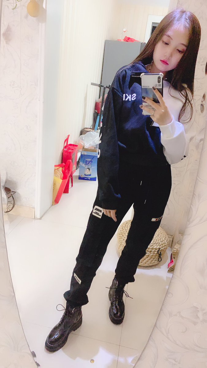 FashionClothesW's tweet photo. This is my own clothes match. A black and white hoodie and a black bib overall and a pair of martin boots. It looks like very neutral. https://t.co/t3tUlv6Jwo