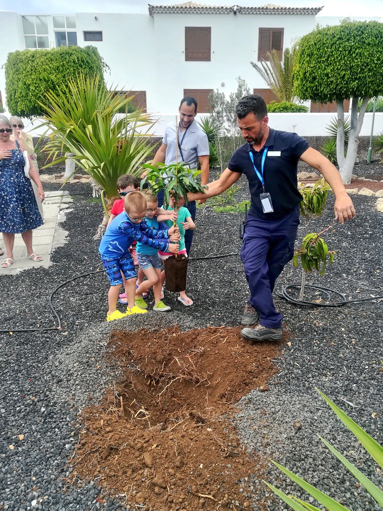 NoemiG_RC's tweet photo. Planting our #Mango tree at #RoyalTenerifeCountryClub. Thank you to our guests for helping us plant ''Miranda''! 😀🌿🌱 #EarthDay2019 #DiamondResorts #Sustainability #DiamondGoGreen @Rtccsvc_luisa @DavidRTCC8 https://t.co/aOmW3rTDIs