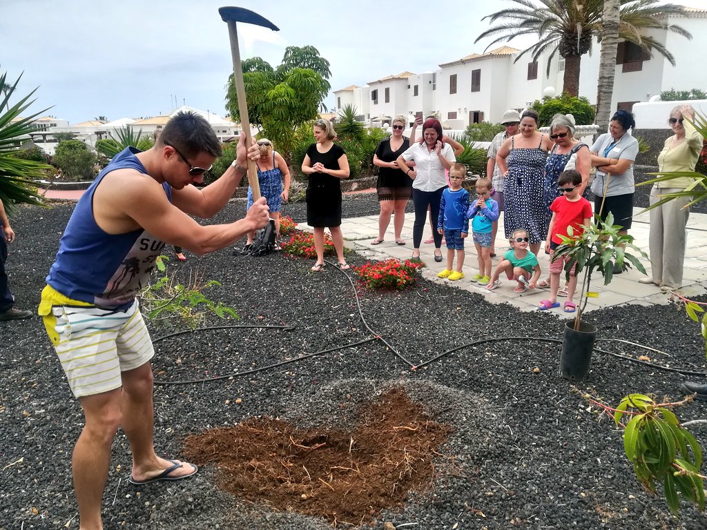 NoemiG_RC's tweet photo. Planting our #Mango tree at #RoyalTenerifeCountryClub. Thank you to our guests for helping us plant ''Miranda''! 😀🌿🌱 #EarthDay2019 #DiamondResorts #Sustainability #DiamondGoGreen @Rtccsvc_luisa @DavidRTCC8 https://t.co/aOmW3rTDIs