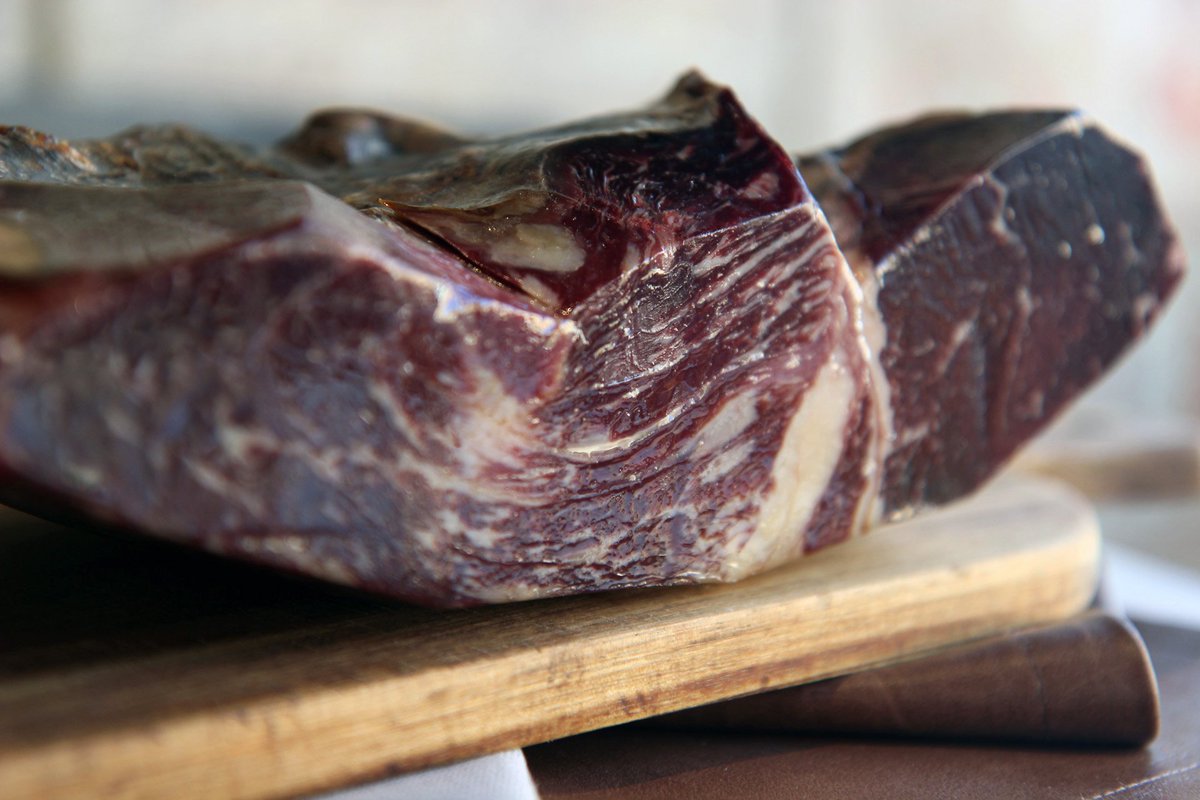 Muchos os preguntaréis qué es un ultramarinos. Para nosotros es una pequeña tienda con productos seleccionados, de confianza, donde te atienden pidiendo la vez y se despachan productos a granel. 

Un rincón lleno de encanto y sabor. Ven a conocer #ElReblochón.