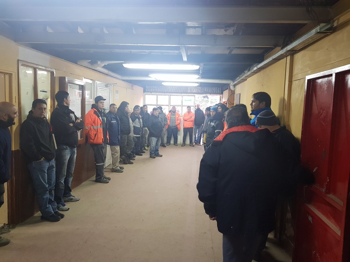 ate_prensaush's tweet photo. Servicios Públicos: 

Esta mañana en instalaciones del galpón de  Servicio Público  Municipal se realizó una  reunion informativa en la que se decidió continuar de medida en reclamo a la falta de entrega de vestimenta de trabajo.
(Ampliaremos) https://t.co/F2qt4p076j