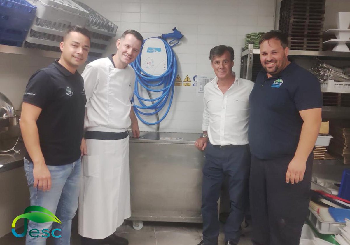 terecocanarias's tweet photo. Otra de las cadenas que ha renovado su colaboración con nosotros es @IBEROSTAR 🏨
Javier Martínez (chef ejecutivo), Alejandro Quintero (jefe cocina del Iberostar Grand Mencey) y todo su equipo 👉 Apuestan por #Spectank como forma de ahorrar agua y detergente 💧
#Jesc #Ahorro https://t.co/IBeEKTpHAB
