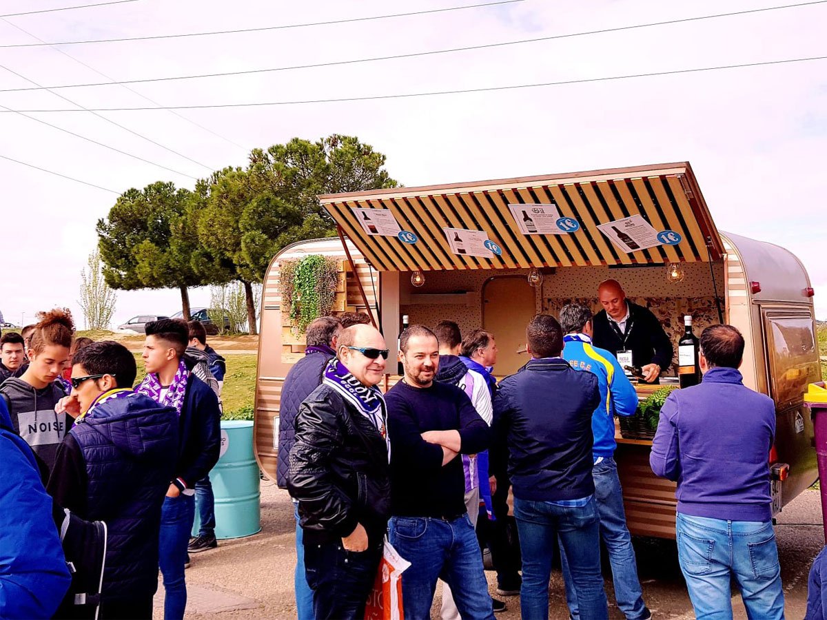 CuatroRayas's tweet photo. ¡Mañana no te pierdas la previa del partido @realvalladolid - @GironaFC! Disfruta de '61' Vermouth Verdejo en el #FoodTruck de #CuatroRayas. Te esperamos en la fan zone del @realvalladolid del Estadio Zorrilla https://t.co/tXs3zGPD1n