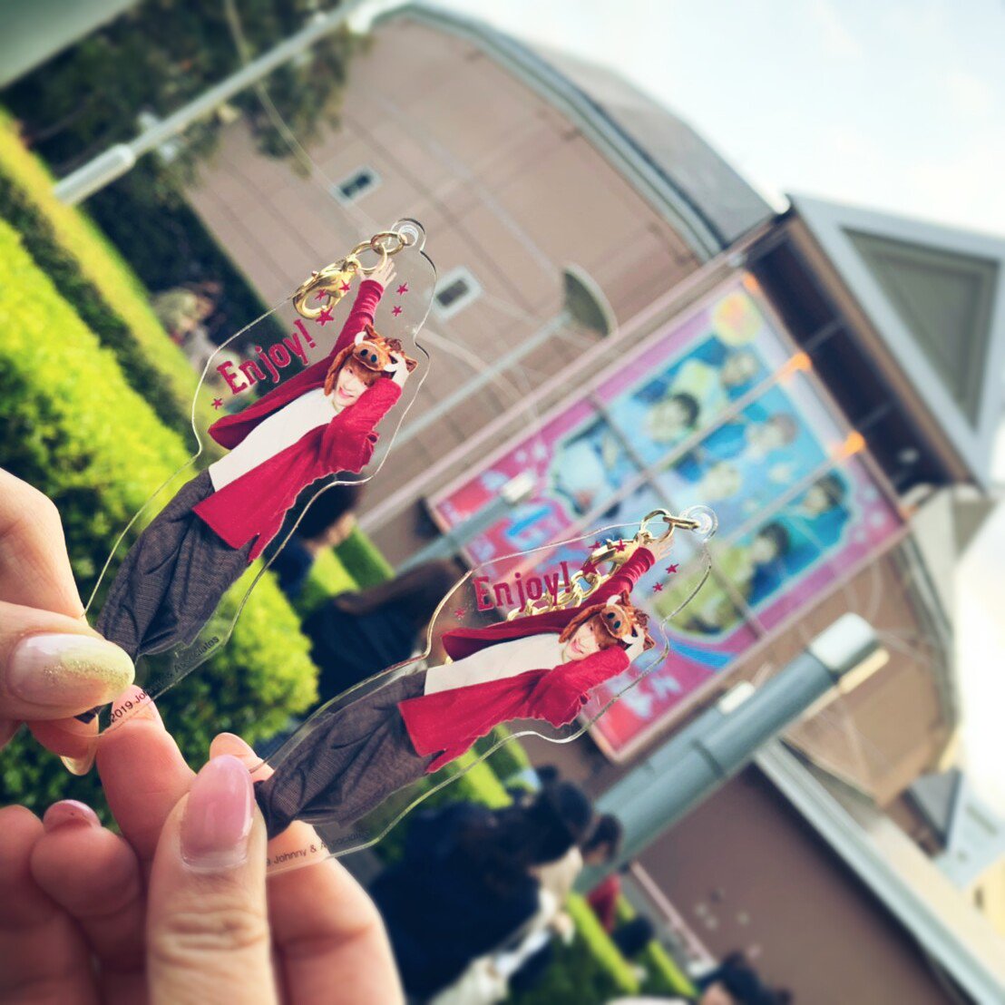 trNote's tweet photo. エンドロールの写真は映り込みだと思ってたらしっかり真鳥くんの写真でびっくりした。「林真鳥」の文字と同じタイミングで流れてわざわざ出してくれたんだなぁっていうもの…うっっ…ってなった😢
髪は長めで白に近い金髪メッシュ、白Ｔシャツ。なんかちょっと難しい顔してて可愛かった（笑） https://t.co/kS5JID86Ld