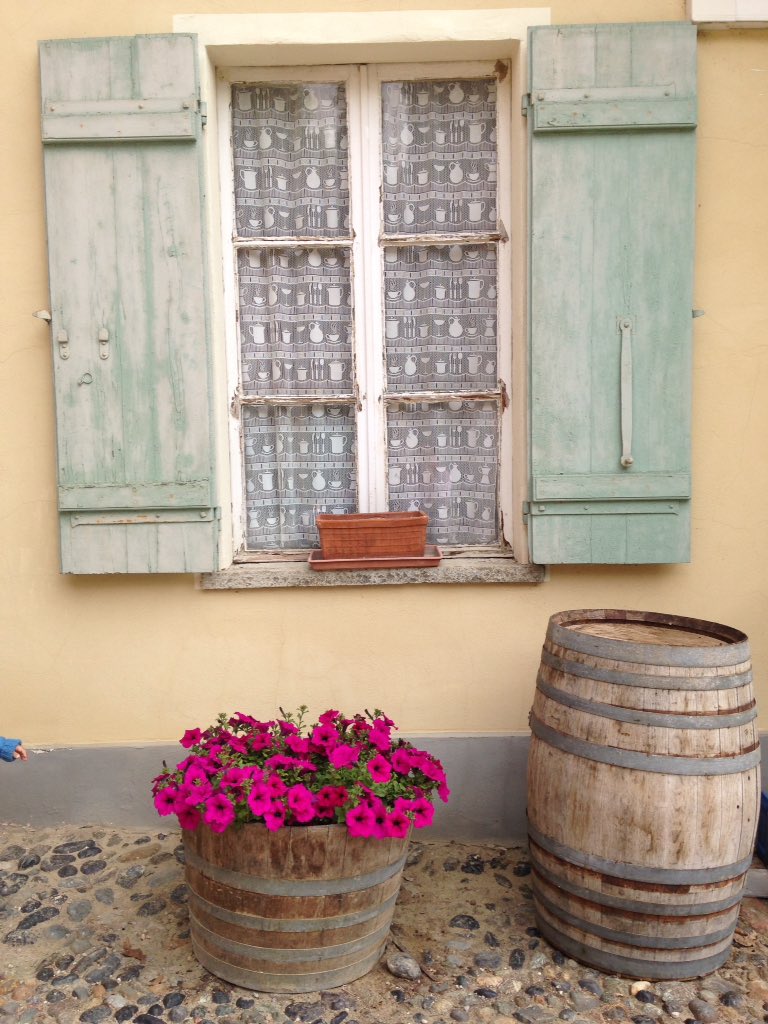 viaggiobimbo's tweet photo. La ricerca della Panchina Gigante nei dintorni di Castelnuovo Don Bosco ci ha fatto scoprire un luogo meraviglioso! Oltre al buon vino, che ci hanno gentilmente fatto degustare, alla @tenutatamburnin si può anche soggiornare! #B&B #bigbenchproject #piemonte @Visit_Piemonte https://t.co/qrPVJf9PaK