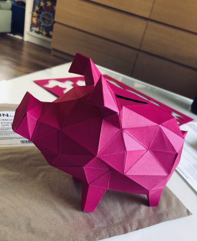 Beatlebeck_'s tweet photo. Un puerquito antes del León #papertrophy https://t.co/XujcDUqqsr