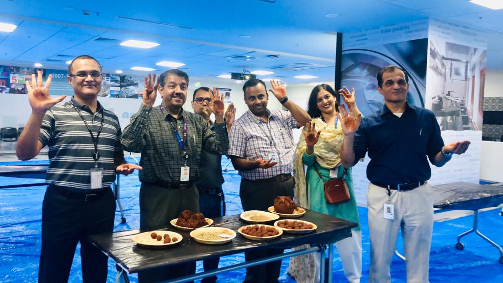 AnuroopaPereira's tweet photo. Celebrating #EarthDay at Applied Materials India by making seedballs as part of our #AppliedEarthWorks campaign. Leaders & colleagues alike doing their bit @Applied4Good @applied_news @Applied4Tech https://t.co/tExahTANva