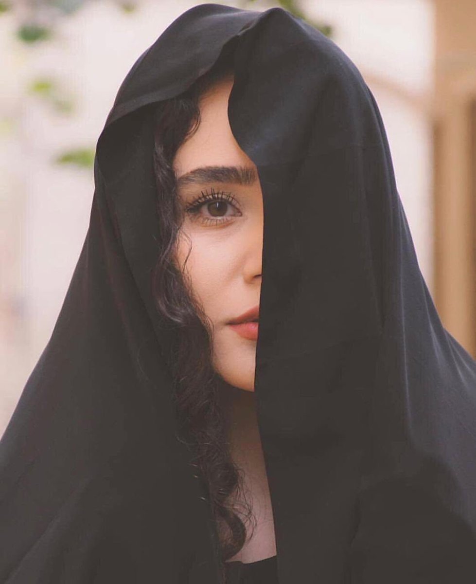 مَا كُنت مِمن يَمنَحون قلوبهم
فسرقتِ قلبِي عَامِدًا متعمدا
لو خيروه الان أين مقَامه؟
لاختَار صَدرك دونَ أن يَتَرددا..