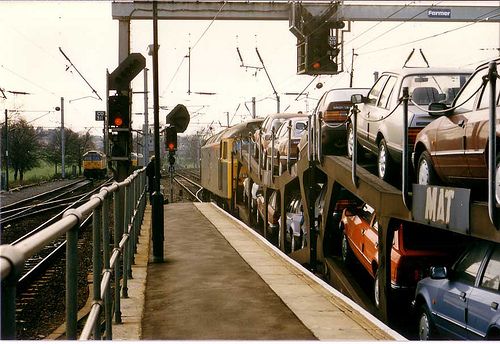 SuffolkRail's tweet photo. A #BR #Class47 awaits at CO313 #Ipswich (Posdibly the 1324 Parkeston Whitemoor Bathgate Service)
with its freight consignment of @Ford cars from #Harwich 1985.... @SuffolkRail https://t.co/moTtKeWLVq
