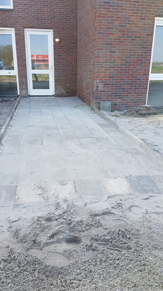 Tijdens de paasdagen is er hard gewerkt aan de Bostuin! Er is begonnen  met het aanleggen van betegelde paden naar de woongebouwen. Daar zijn  niet alleen wij heel blij mee, maar bovenal de bewoners van de Bostuin!   #opbouw #paden #gebiedsinrichting #bostuin #Almere #oosterwold