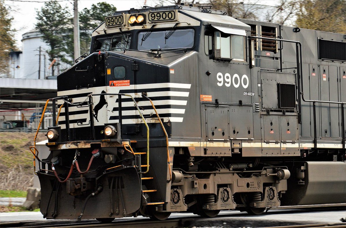 SE_Railfan84's tweet photo. @nscorp dash9 rolls through Atlanta, GA #rail #railroad #Railfanning #train #train_chasers #atlanta https://t.co/GpNviJClX7
