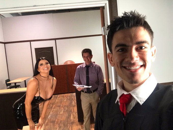 El juez Jordi no descansa 👨&zwj;⚖️ Tengo que atender un divorcio 💪 https://t.co/7qkDDNAoXT<a href="/tag/laborday"class="tags"><span>#laborday</span></a>