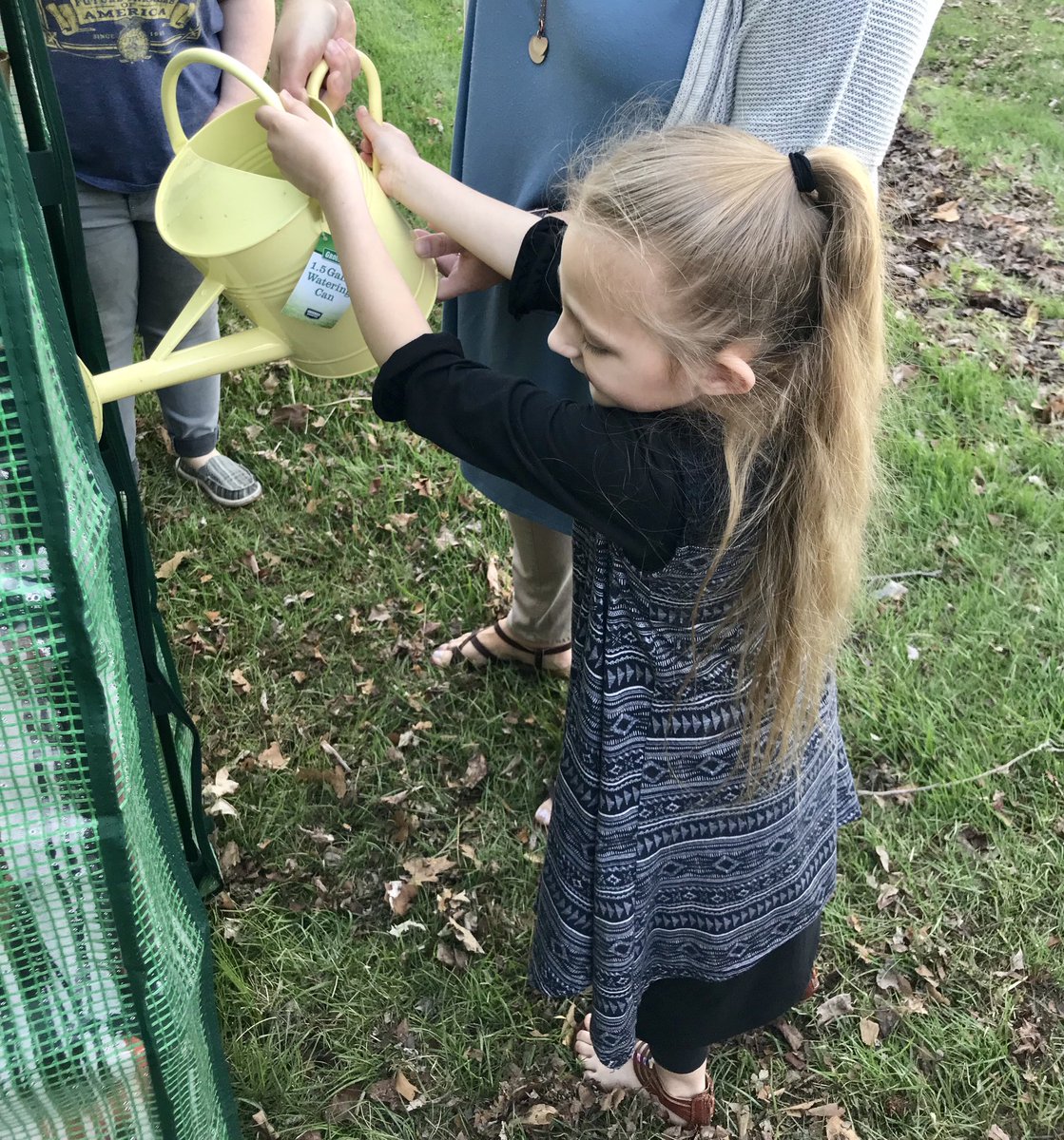 paulkeisha's tweet photo. What a beautiful Earth 🌍 Day! We enjoyed tending to our garden and seeing all the growth from last week 🌱 #EarthDay2019 #AwesomeApache #TheApaceWay @OJN_Principal https://t.co/xeV417Juc7
