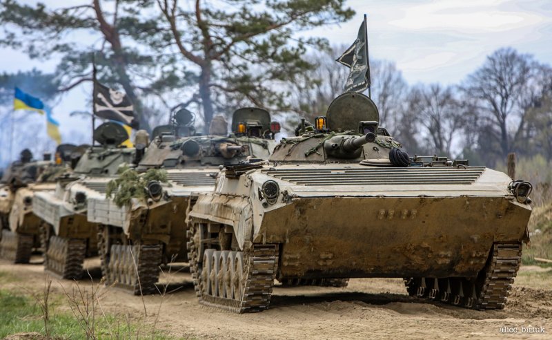 Tactical military drills in accordance with #NATO standards were recently held at the #Yavoriv military training area in the Lviv Region (VIDEO)
#JMTGU #UNIFIER #OpUNIFIER #StrongUkraine
🇺🇦🇺🇸🇨🇦🇬🇧🇩🇰🇵🇱🇱🇹
en.ukrmilitary.com/2019/04/milita…