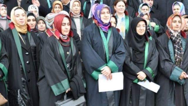 @gulsummozden @Emine2618 @ULUBEY2023 Osman dayının avukat ordusu.
Hem bayan hem avukat varın gerisini siz düşünün......