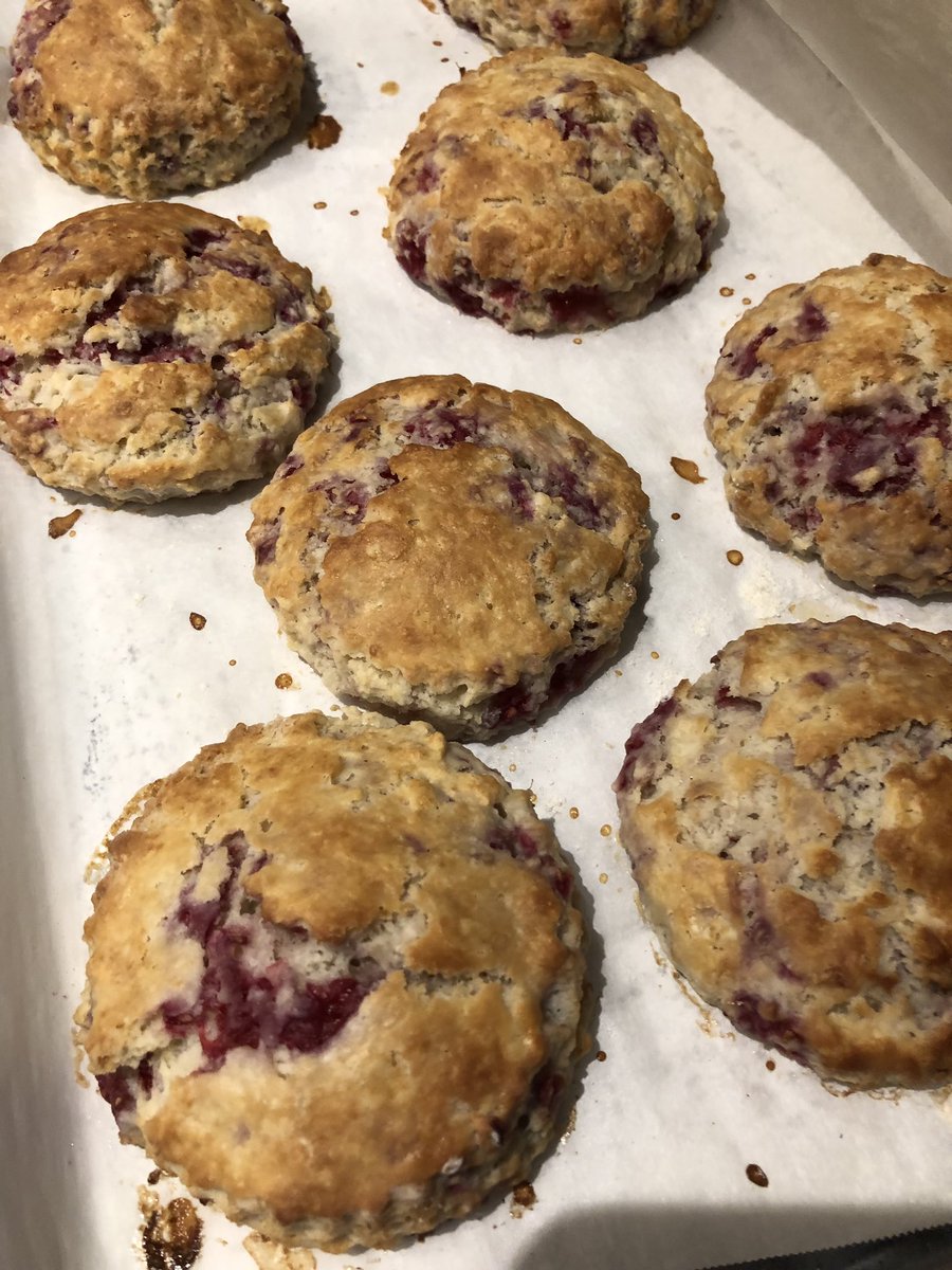 MarionSyversen's tweet photo. Ireland you’ve got my heart, er, stomach. #raspberryscones ♥️🇮🇪♥️ https://t.co/Ljj2NK9IJC