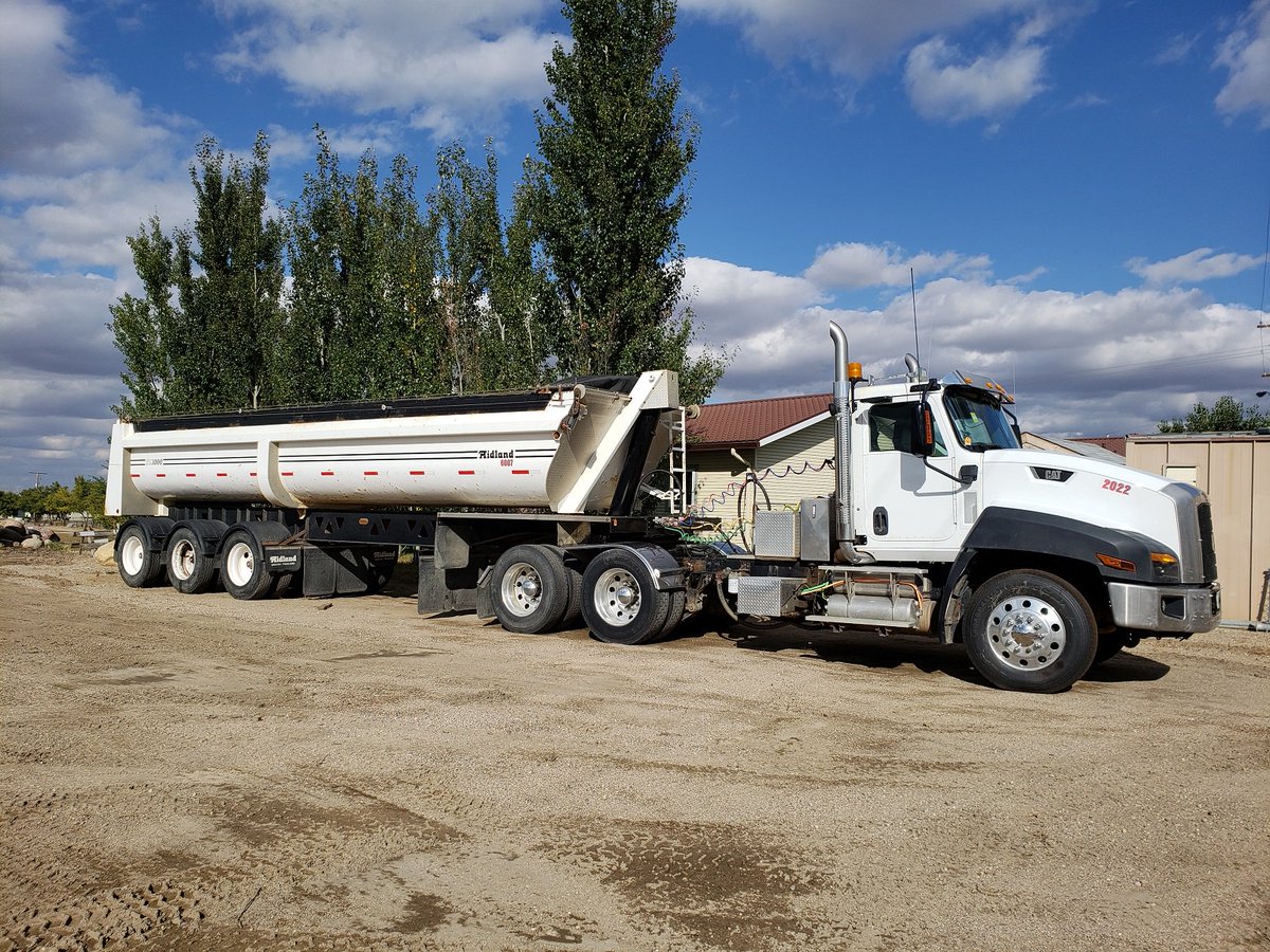 FarmZillaClass's tweet photo. 2013 CAT semi, CAT motor, 119,000 kms, mint shape, front tires 100%, easy to drive 6 speed auto. #semitruck #caterpillar #trucking #Truckers #semitractor #hauling #agtwitter #westcdnag #SaskAg #customhauling #truckingindustry #keeptrucking
https://t.co/qsTIUXwo2e☏ https://t.co/ufG9XOJsOX