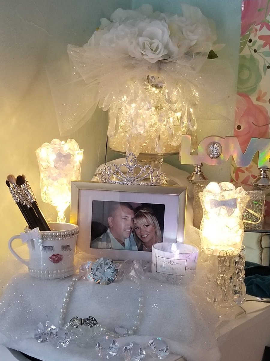 DrAlexAmanda's tweet photo. Ready to film #April #birthstoneseries. I also did all my #spring decorating. #dtdiy #dollartree #diy #makeupbymandyb #makeupbymandy #youtuber https://t.co/rcdchOwdJC
