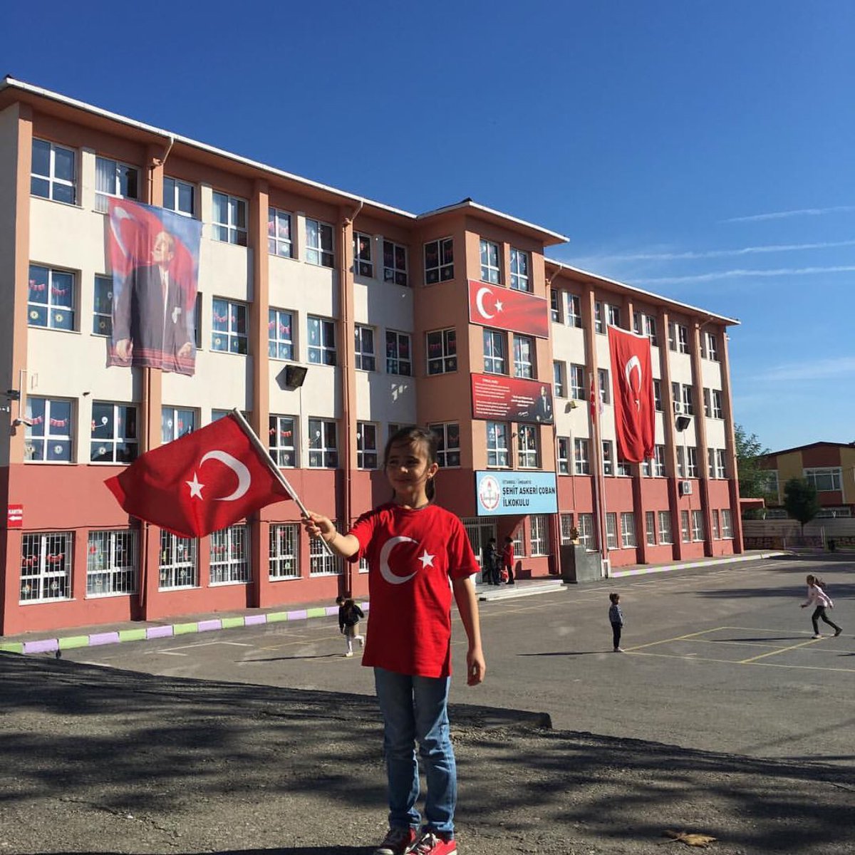 #BenÇocugum bayrak sevgisiyle çarpar yüreğim... <a href="/ziyaselcuk/">Ziya Selçuk</a> @Istanbul_ILMEM <a href="/memleventyazici/">Levent Yazıcı</a>