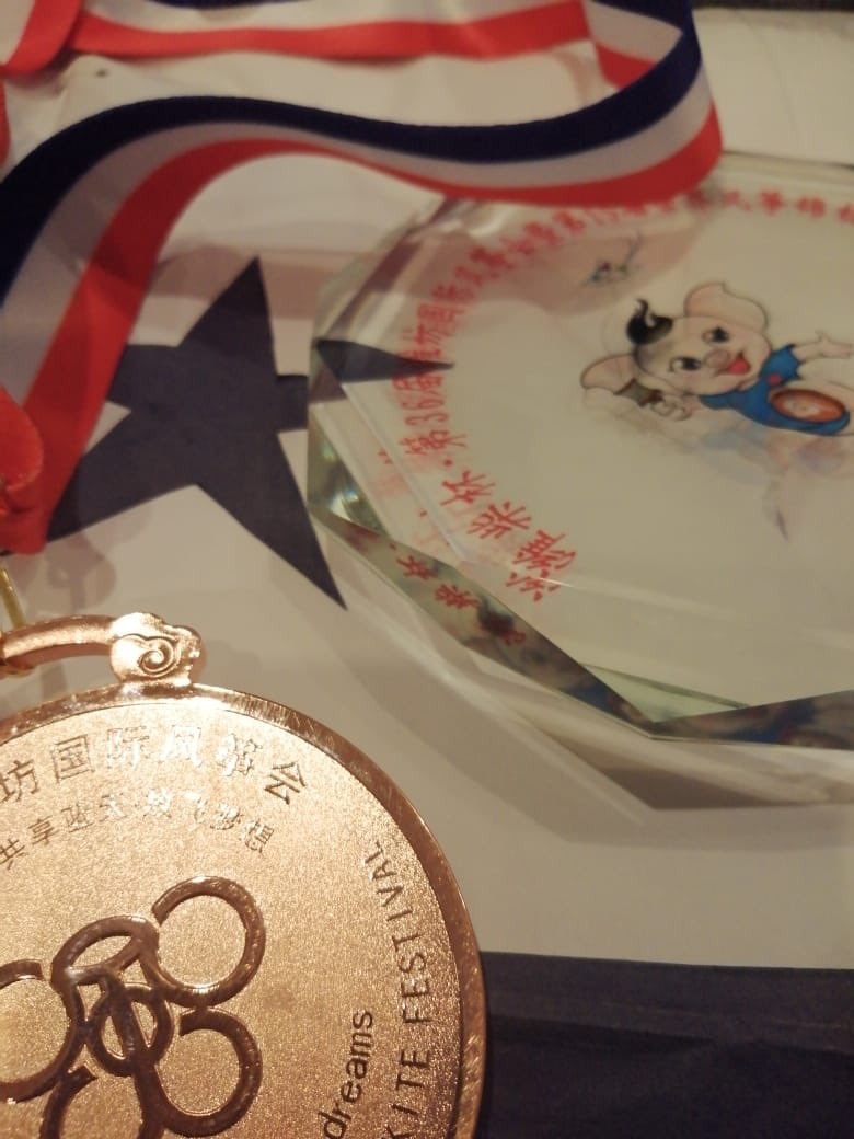 Aprochipa's tweet photo. #aprochipa ganadores de la medalla de ORO en la categoría Best Traditional Kite del 15th World Kite Championship y en la Weifang Cup del 36th Weifang International Festival orgullosamente representando a #panamá @MetroLibrePTY @criticaenlinea @DiaaDiaPa @EstrellaOnline https://t.co/nEMbaRw0ZX