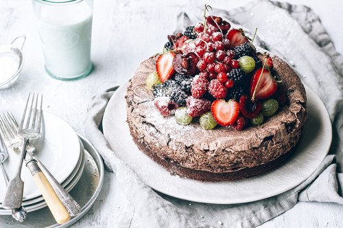 #food Chocolate Meringue Cake With Fresh Berries #foodporn bit.ly/2Iyp1RB