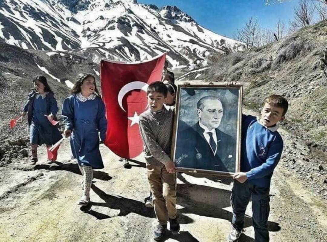 "Çocuklar geleceğimizin güvencesi, yaşama sevincimizdir. Bugünün çocuğunu, yarının büyüğü olarak yetiştirmek hepimizin insanlık görevidir." 
Mustafa Kemal Atatürk
Tüm çocuklar ve içindeki çocuğu yaşatanların #23NisanKutluOlsun