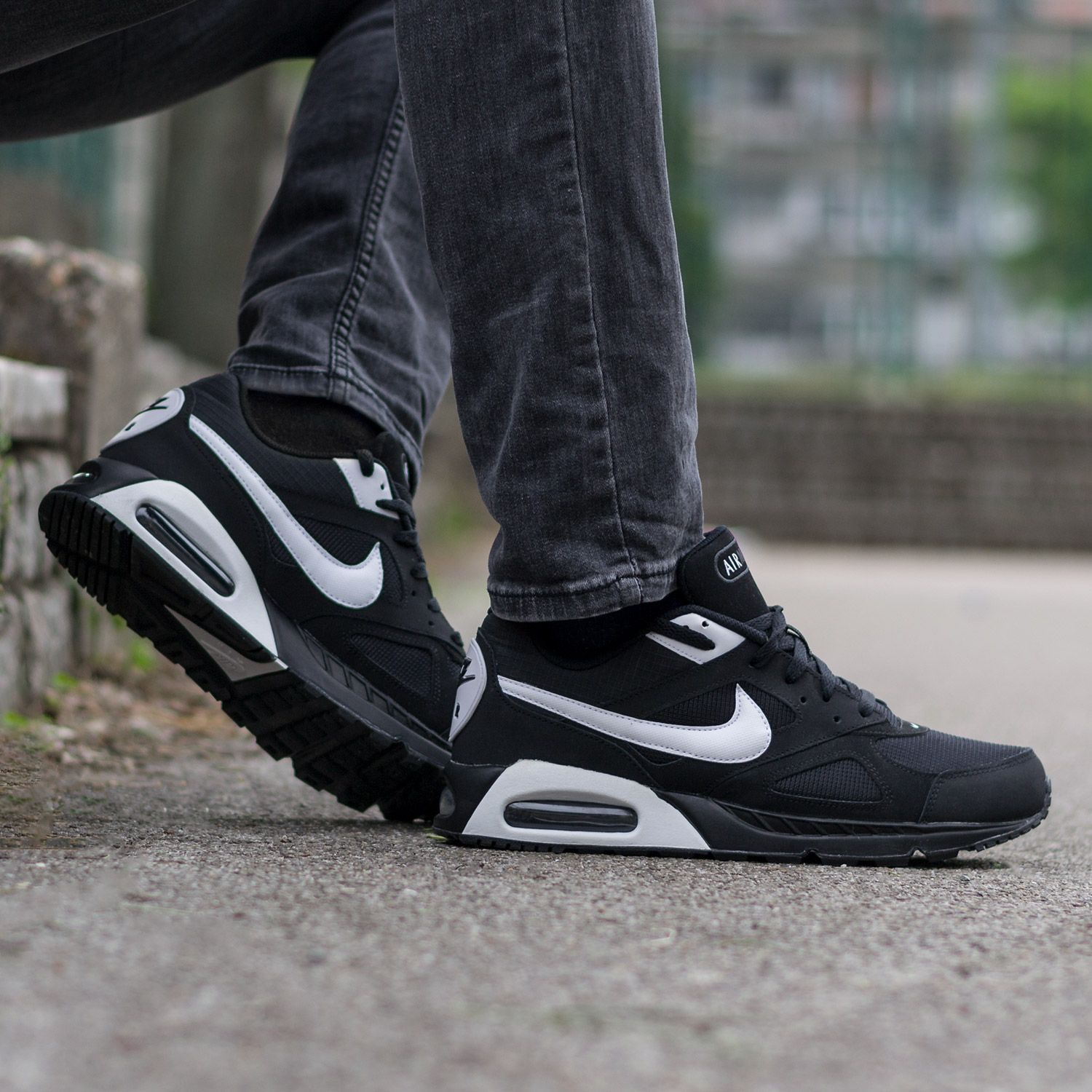 Kicks Deals Canada on X If you want some Air that won t break the bank you can now grab this clean and simple black and white colourway of the Nike Air Max