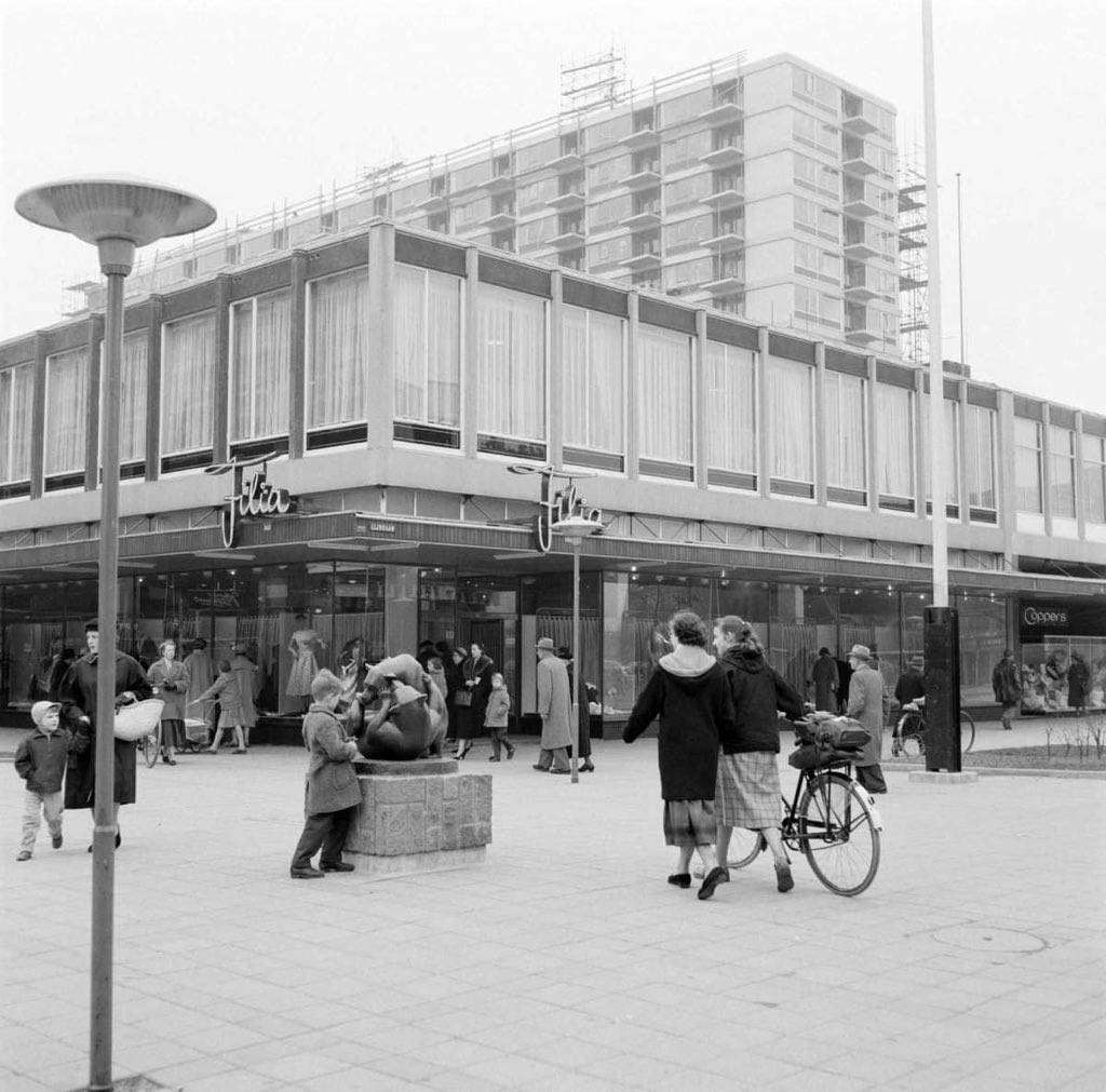 fraisku's tweet photo. ‘Zona comercial #Lijnbaan’
#Rotterdam
#Zuid_Holland
#Nederland
1953,
de
#JohannesVandenBroek, (1898-1978)
y
#JacobBerendBakema (1914-1981)
Ahí empezó todo ,zonas comerciales peatonales
#Tecreesmoderno
📷
Perspectiva,plano de 1953
+
Lijnbaan en 1957
+
Lijnbaan en 2018 https://t.co/NWYOvlqfYB