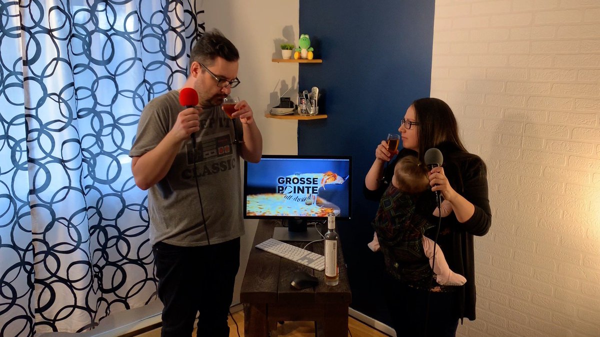 assemblagereq's tweet image. Dans cette édition d'Une grosse pointe all-dressed, @mathieuplante et @MlleSparadis goûtent au cidre de glace Neige de La Face cachée de la pomme, cuvée 2010. Disponible en audio et vidéo sur assemblagerequis.com. Abonnez-vous, aimez et partagez!