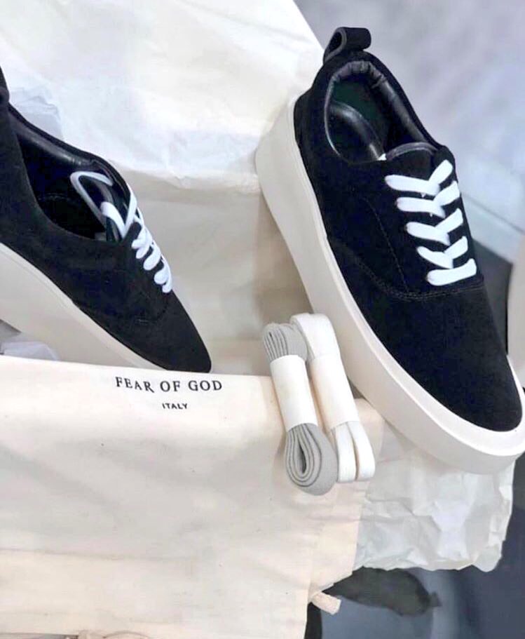 Thinking to upgrade your wardrobe?? You should get this!Item : Unisex Sneakers Type: Fear of god 101Price: 35kDoorstep delivery  Please send a Dm to order Pls help Rt 