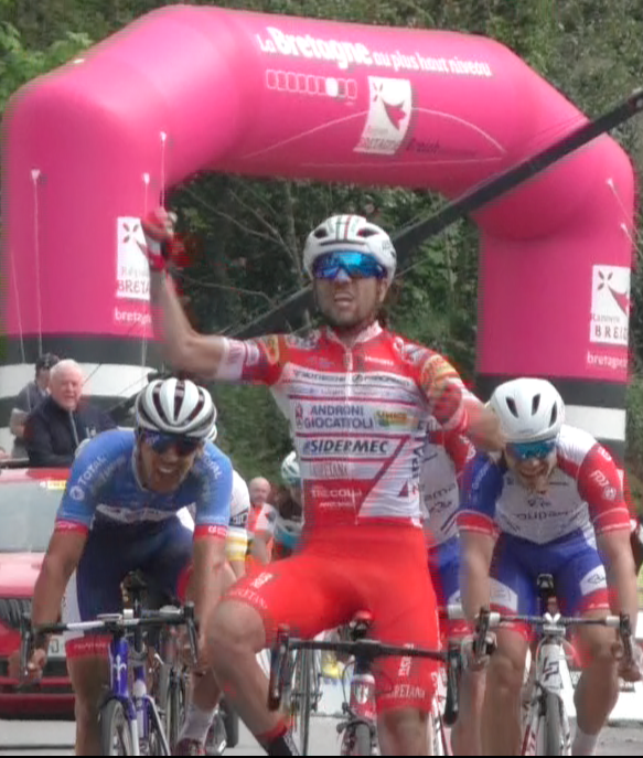 LNC_CYCLISME's tweet photo. @trobroleon 2019 8 étape de la #CF revivez le dernier km & la victoire de #vandrame @AndroniGiocatto https://t.co/VUTimBs1Rq
2 Planckaert B. @CyclingTeamWB
3 Vinjebo E. riwal readynez
Clts CF
Leader @Sarreau @GroupamaFDJ
jeune #vandrame @AndroniGiocatto
Team @AG2RLMCyclisme https://t.co/JkTRAFVIku