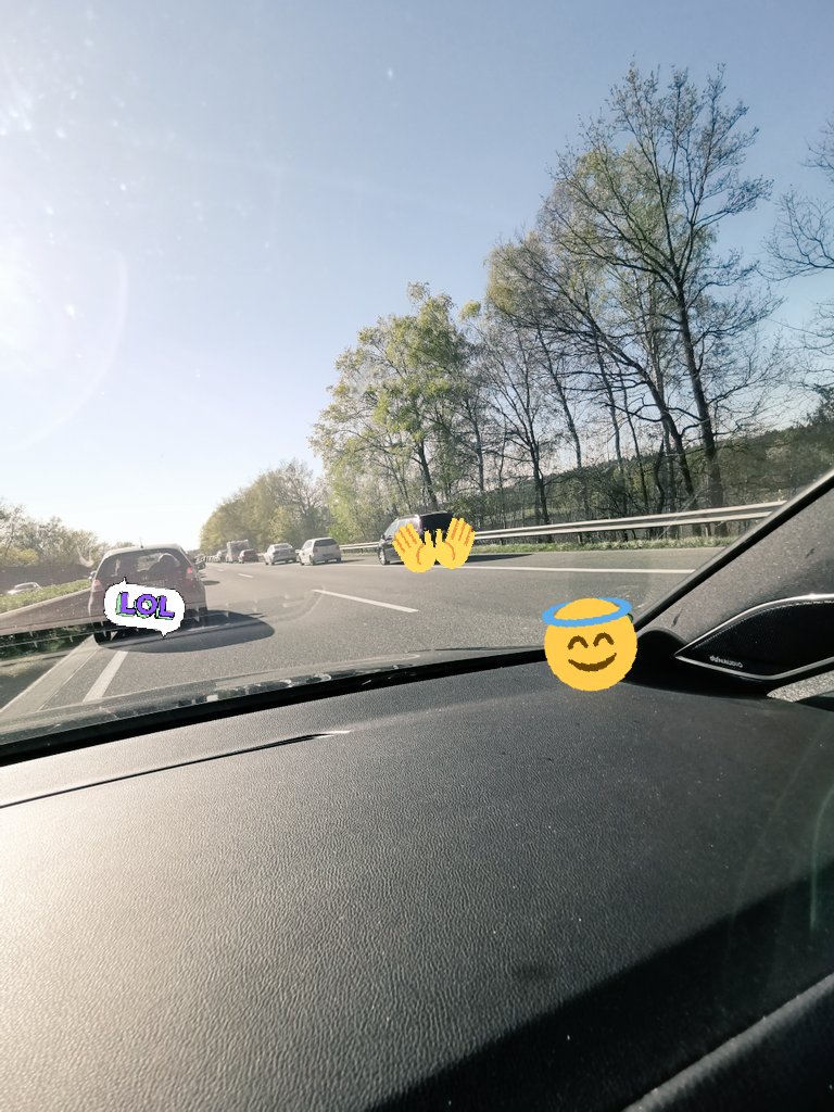 earliboy's tweet photo. Eine Rettungsgasse wie aus dem Lehrbuch! Bitte öfters so! ❤️

(bevor hier gleich geweint wird, stehe seit gefühlt 10 Minunten am gleichen Fleck) https://t.co/OeW18EaLEt