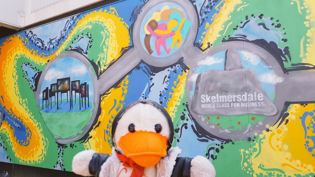 captaintduck3's tweet photo. Dear @sadcaptains and @visuals0und,

Happy Easter from #Skelmersdale New Town in #Lancashire!

What an excellent place this is, particularly in the sunshine. 🌞

CTD3 https://t.co/VVTycyYKWc